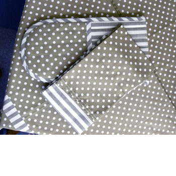 Polka Dot And Stripy Oven Gloves And 2 Tea Towels