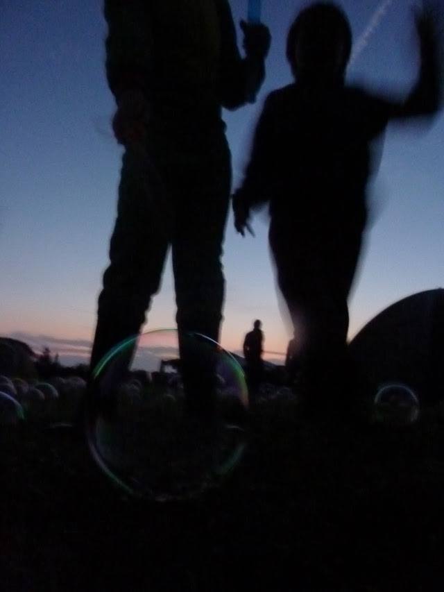 Bubble play in the dark