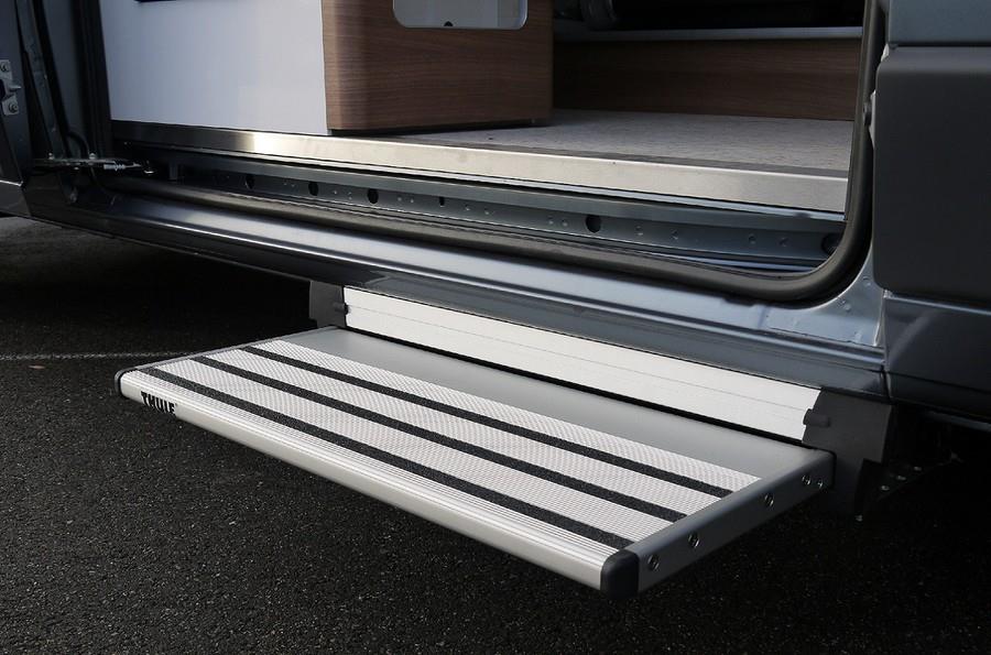 Thule SlideOut Step 550 12V Steps