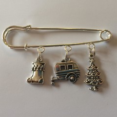 Gorgeous christmas pin brooch with caravan, christmas tree and stocking charms lovely present