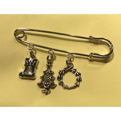 GORGEOUS CHRISTMAS PIN BROOCH WITH WEATH, CHRISTMAS TREE AND STOCKING CHARMS LOVELY PRESENT