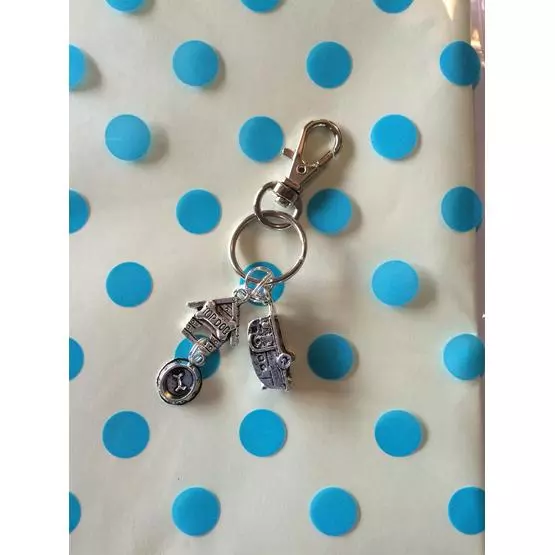 Keyring for all caravanners who also love dogs! Key ring with caravan, top dog bowl and kennel charms great christmas/ birthday gift image 2